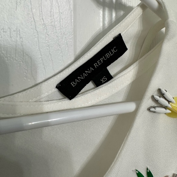 Banana Republic. Size XS. Drape back shirt with pineapple embellishment - Picture 3 of 4